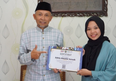 Pemberian sertifikat dari Kepala Sekolah kepada Pembicara