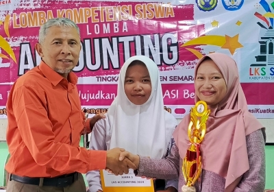 Juara 3 Lomba Akuntansi LKS SMK Kab. Semarang 2024 - Dina Rahmandhani 